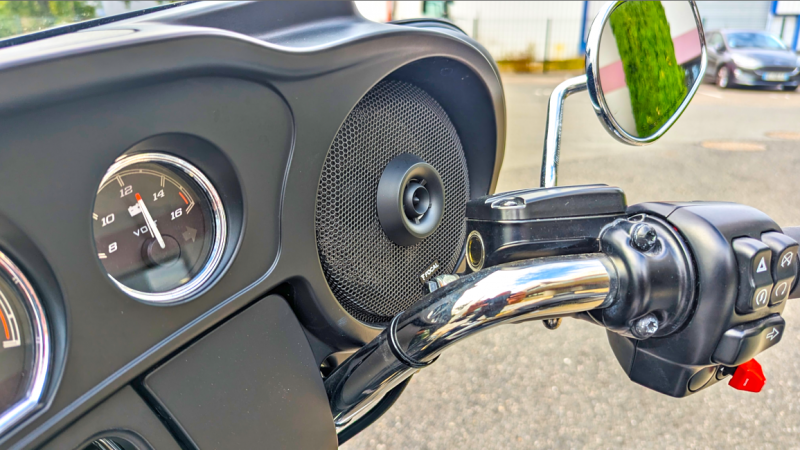 Ajouter des haut-parleurs sur Harley Davidson Police chez Lyon Access Auto